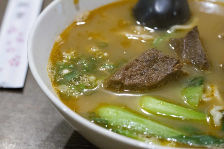 【美食。食記】台中市 西區 真的很挑人吃的一碗牛肉麵 甲級牛肉麵 半筋半肉 孜然 香料
