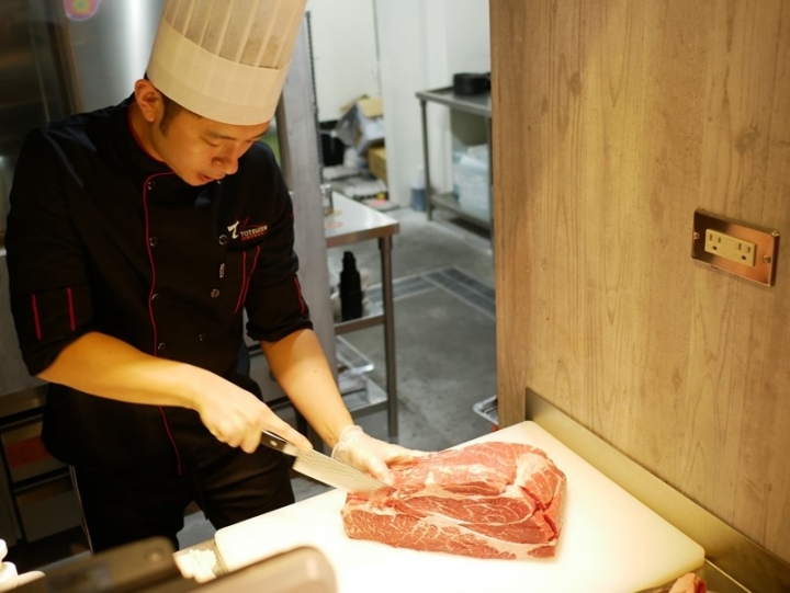 【台北忠孝敦化】ToTsuZen Steak 高貴不貴濕式熟成牛排,想吃多少現切現煎!