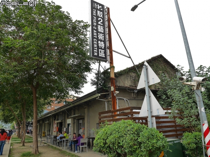 高雄市 鹽埕區 駁二藝術特區 大勇/蓬萊倉庫 — 多了輕軌,充滿文創氣息的海濱園區