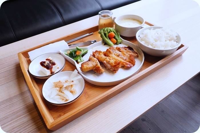 ▋熊與喵咖啡 ▋姐妹淘的午茶時光vs爸媽放鬆的好地方,也是親子友善空間,停車超方便喔!