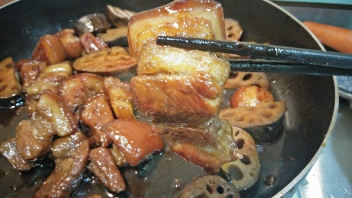 電鍋+煎鍋併用下飯菜：豆油伯春源醬油&蓮藕燉燜肉