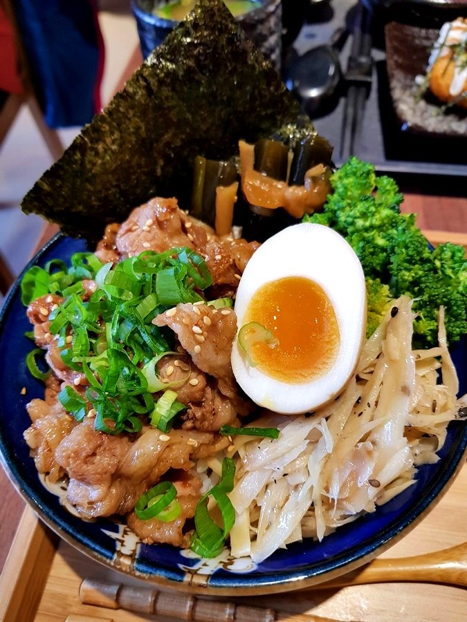 苗栗縣頭份市[日式料理/拉麵/定食/丼飯/烤物]臻居酒屋 美食食記 ~ 店不大但算溫馨 餐點也都不錯吃 推薦極盛牛丼飯