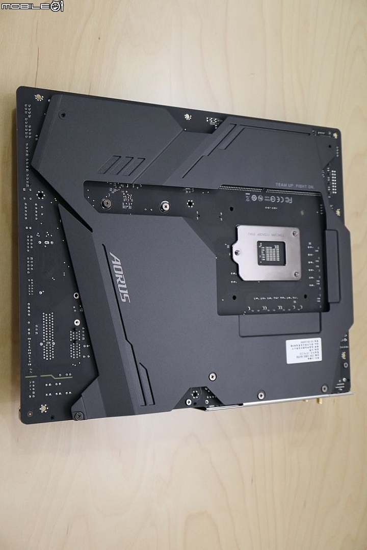 [開箱]  Z390 散熱用料強化中高階誠意之作 Z390 AORUS MASTER 大師超頻