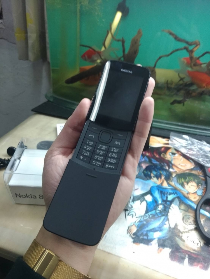 (圖多慎入)較另類的手機消費經驗分享  NOKIA 8110 香蕉復刻!!!