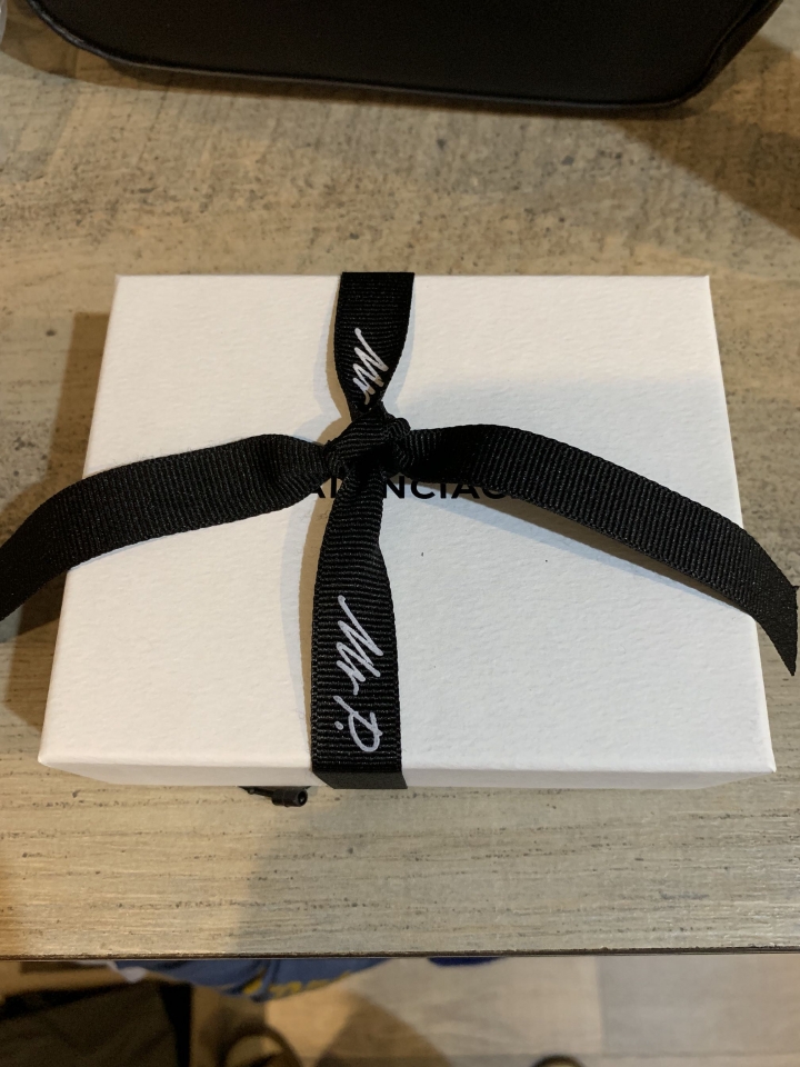 「波特先生開箱」Off-white 紅色運動外套及Balenciaga 藍色真皮手環