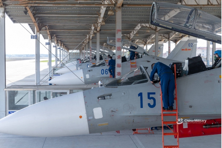 海航的蘇30mk2跟殲10A戰機