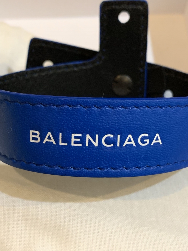 「波特先生開箱」Off-white 紅色運動外套及Balenciaga 藍色真皮手環