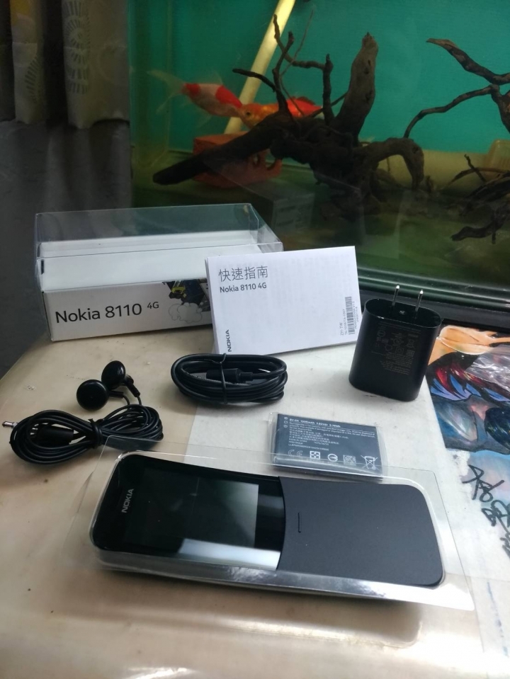 (圖多慎入)較另類的手機消費經驗分享  NOKIA 8110 香蕉復刻!!!