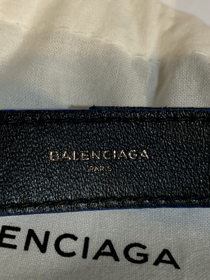 「波特先生開箱」Off-white 紅色運動外套及Balenciaga 藍色真皮手環