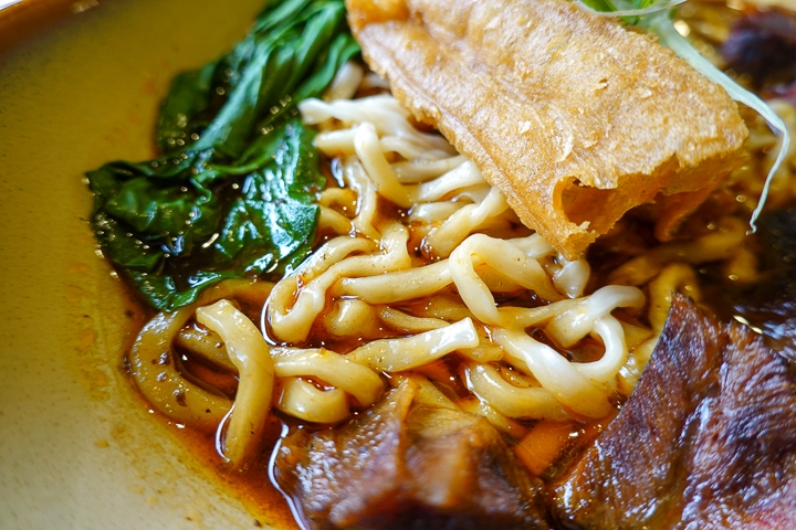 狂妄的國宴級牛肉麵！Michael前往掌門東豐店踢館Michael大廚！