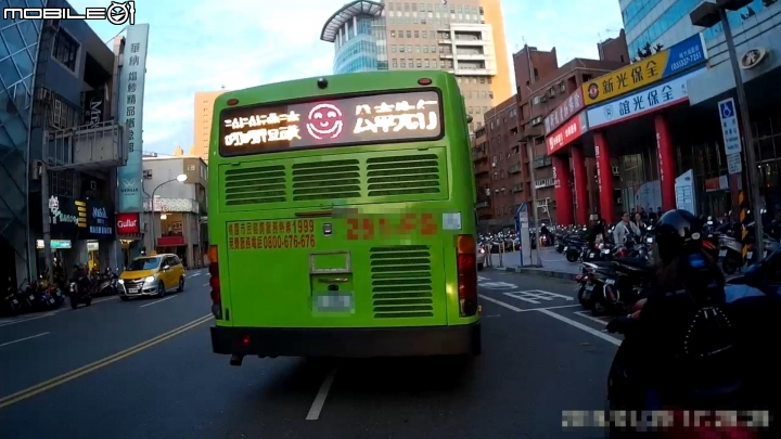 請問我該以禮讓公車為榮耀嗎?
