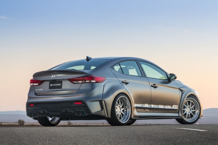Elantra Sport在直線加速賽道上跑贏360hp的Infiniti Q50S Hybrid