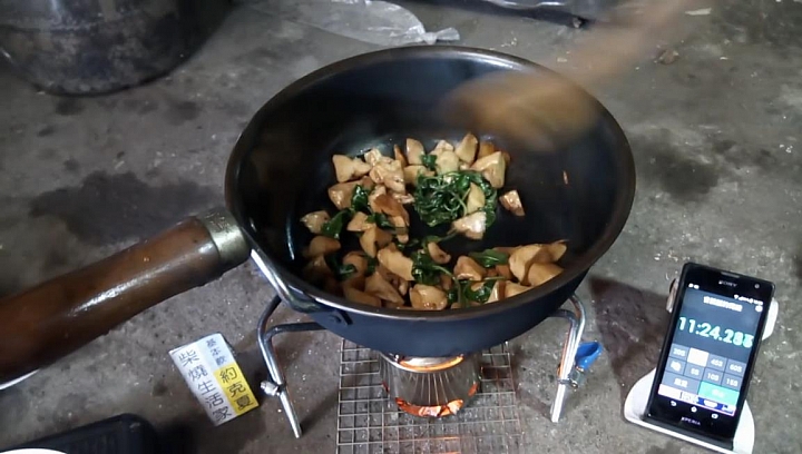 用自己改良設計的柴火爐，來作柴燒~「炒菜示範」經驗分享