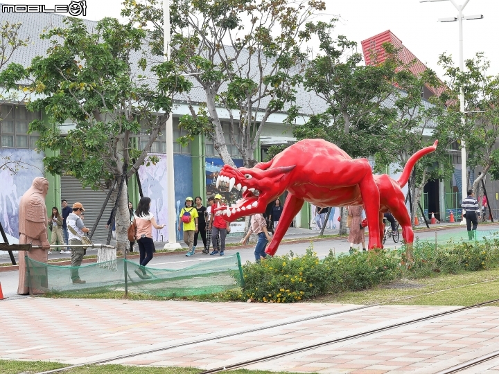 高雄市 鹽埕區 駁二藝術特區 大勇/蓬萊倉庫 — 多了輕軌,充滿文創氣息的海濱園區