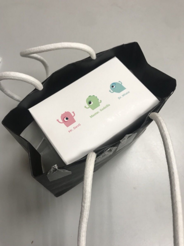 昨天才開交換禮物,打開好氣又好笑