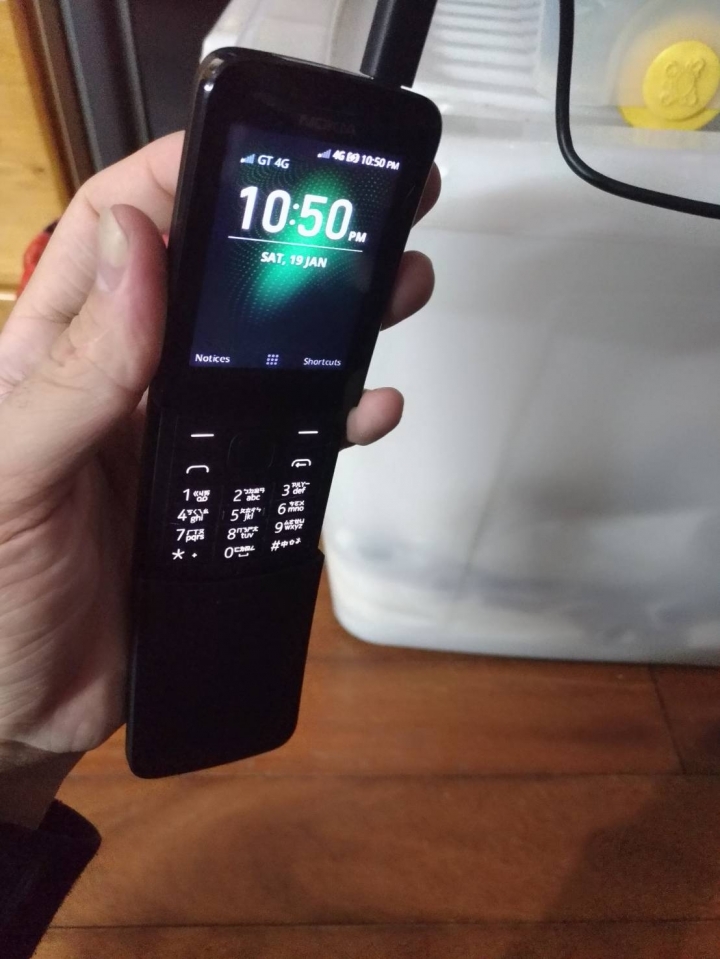 (圖多慎入)較另類的手機消費經驗分享  NOKIA 8110 香蕉復刻!!!