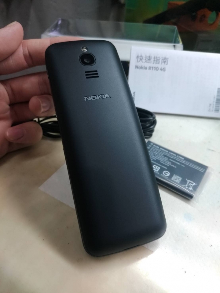 (圖多慎入)較另類的手機消費經驗分享  NOKIA 8110 香蕉復刻!!!