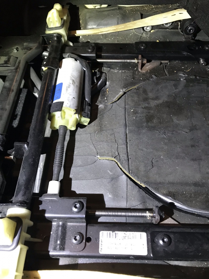 w221車內有橡膠老化的臭味