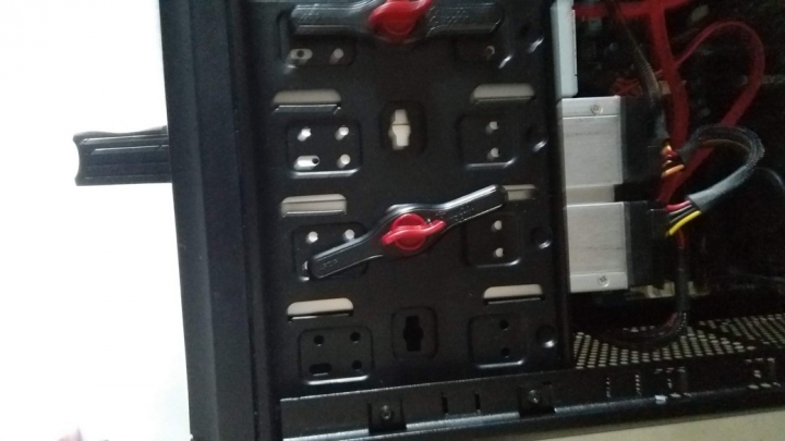 Thermaltake 曜越機殼的5.25"光碟機的免螺絲扣具的卡榫斷裂,不知到哪裡是否能夠單買