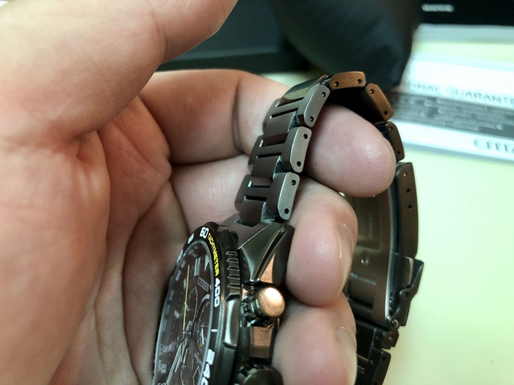 【開箱文】citizen CB5037-84E光動能電波錶