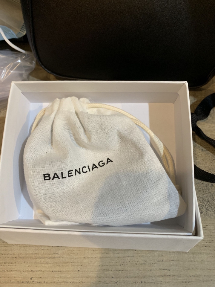 「波特先生開箱」Off-white 紅色運動外套及Balenciaga 藍色真皮手環