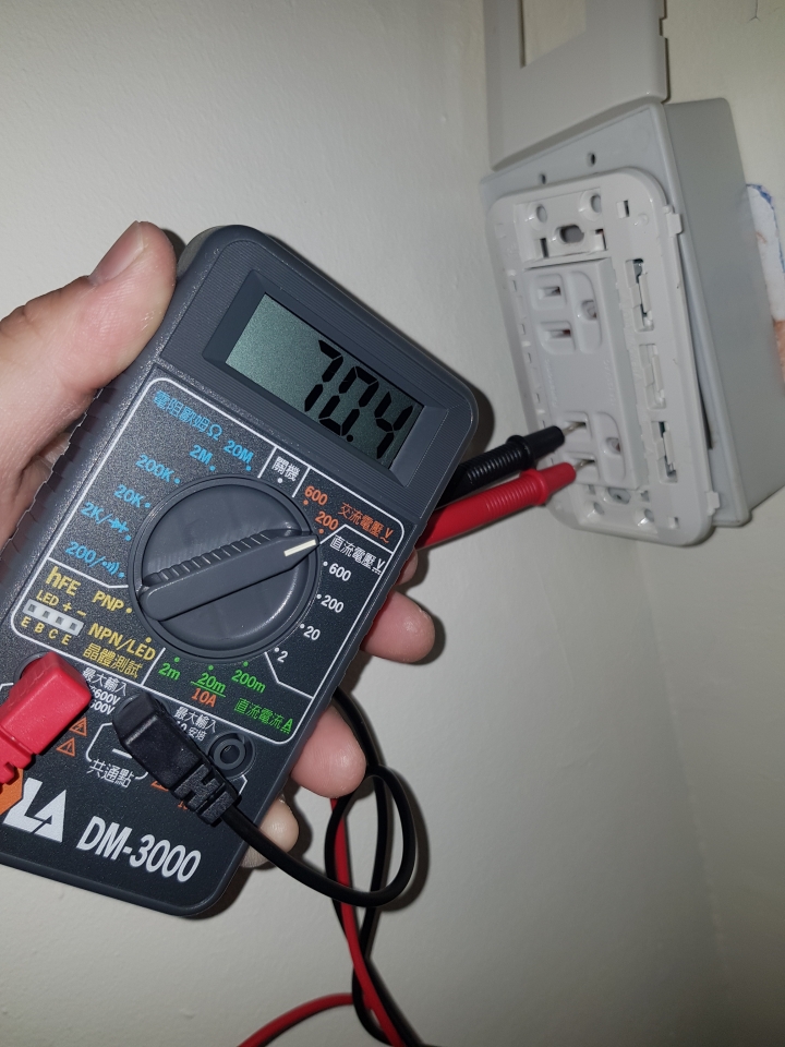 新接插座，電壓不足，電錶測量不同，求高手解答