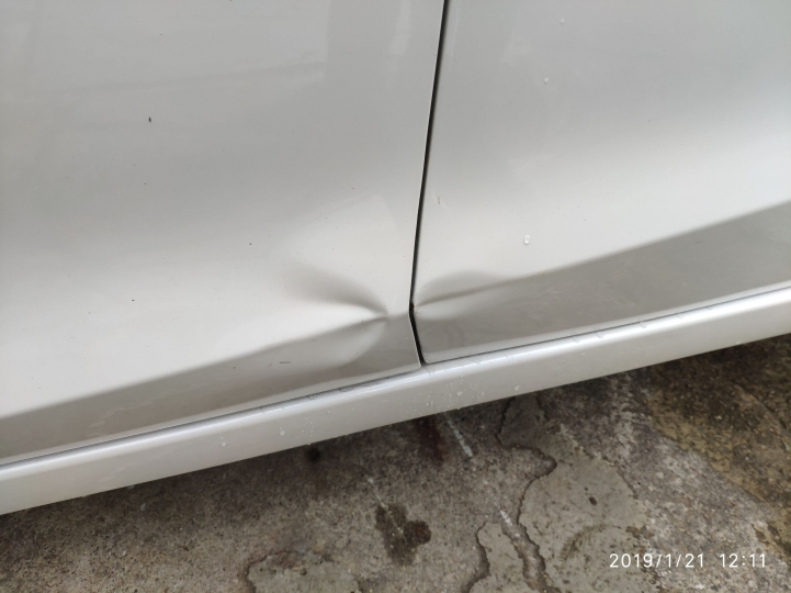 求救，撞壞老公的車