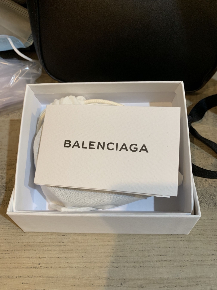 「波特先生開箱」Off-white 紅色運動外套及Balenciaga 藍色真皮手環
