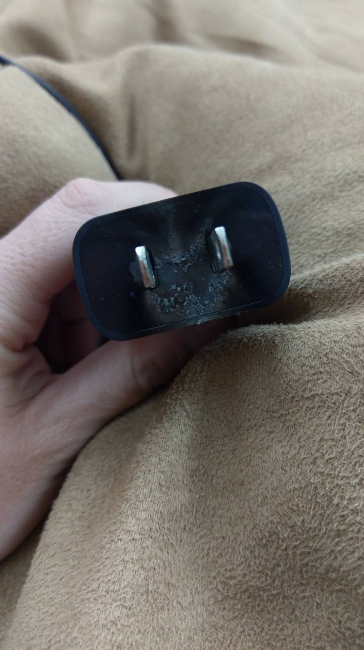手機充電中，蹦一聲，忽然冒火花，請問插座需要更換嗎??