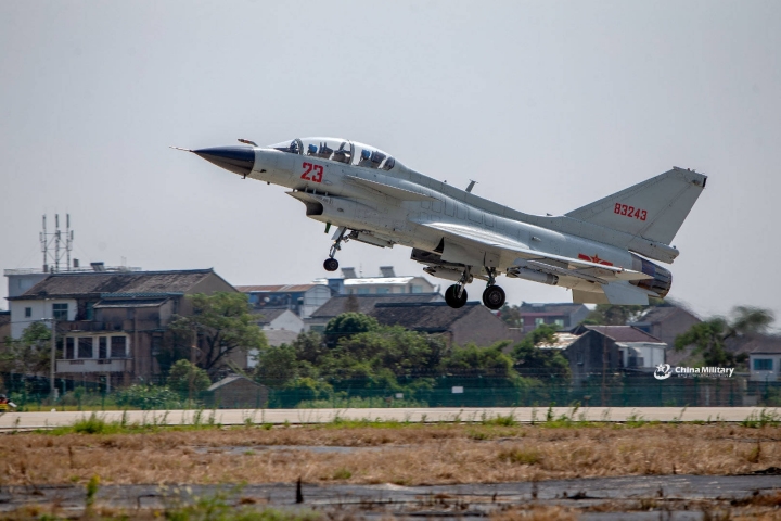 海航的蘇30mk2跟殲10A戰機