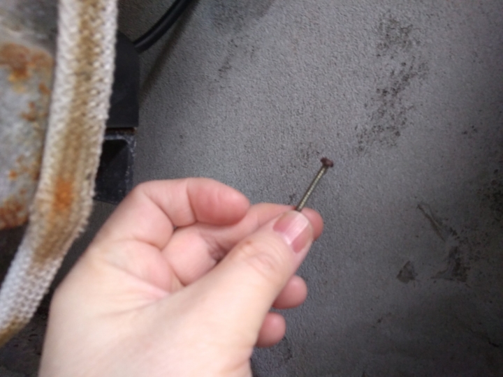 （求救）格來得捲門微動開關的螺絲牙頭鏽蝕，打不開啊！