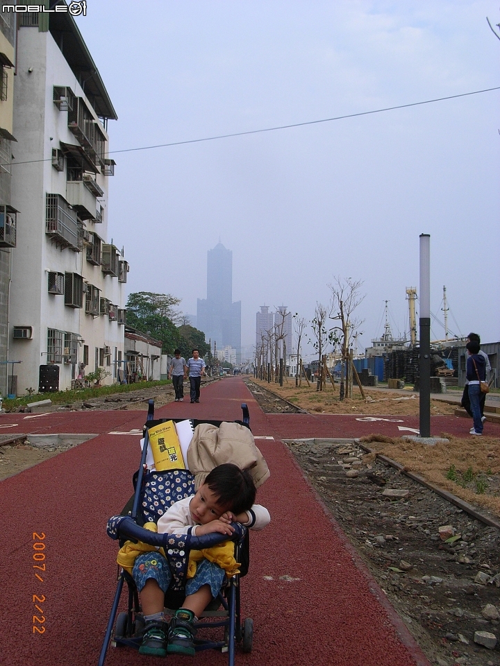 高雄市 鹽埕區 駁二藝術特區 大勇/蓬萊倉庫 — 多了輕軌,充滿文創氣息的海濱園區