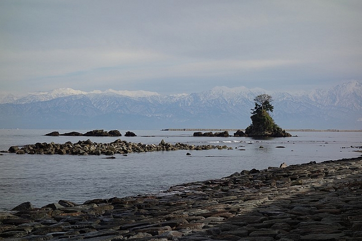 【富山縣】意想不到的立山連峰美景 雨晴海岸