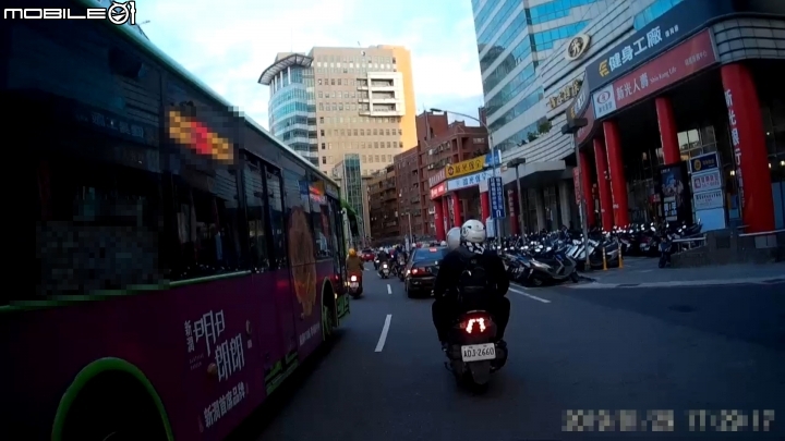 請問我該以禮讓公車為榮耀嗎?