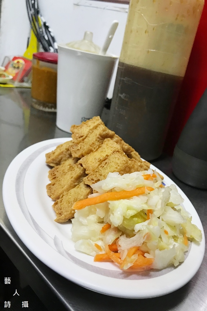擺盤像座山的臭豆腐！同心大腸蚵仔麵線x臭豆腐