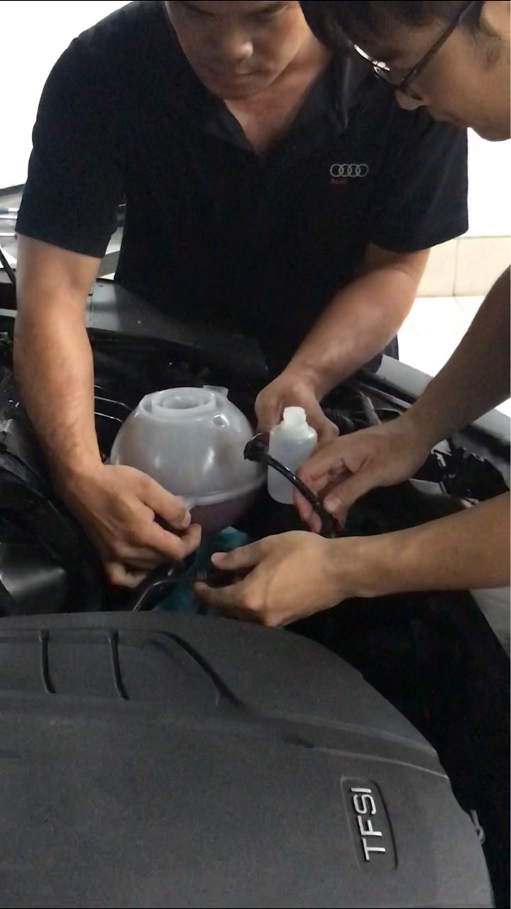 Audi 18年Q5 ，副水箱水漏光且殘留鐵屑/雜質 - 新竹廠保養!!!