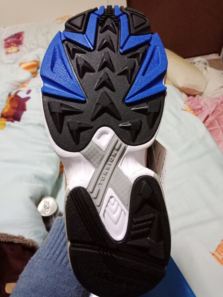 求驗Adidas falcon 是否為正貨？  謝謝~