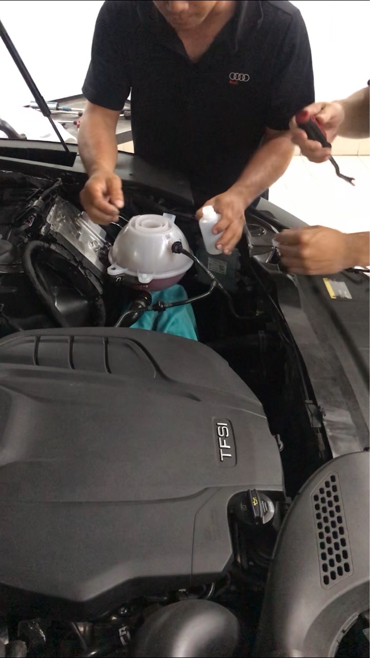 Audi 18年Q5 ，副水箱水漏光且殘留鐵屑/雜質 - 新竹廠保養!!!