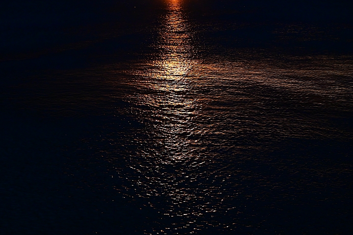 車城海口港看夕陽，運氣好可以看到黃昏彩虹。