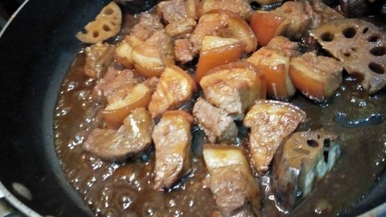電鍋+煎鍋併用下飯菜：豆油伯春源醬油&蓮藕燉燜肉