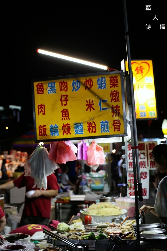 穿過LED燈海隧道來到台中《環中夜市》