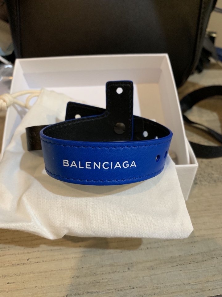 「波特先生開箱」Off-white 紅色運動外套及Balenciaga 藍色真皮手環