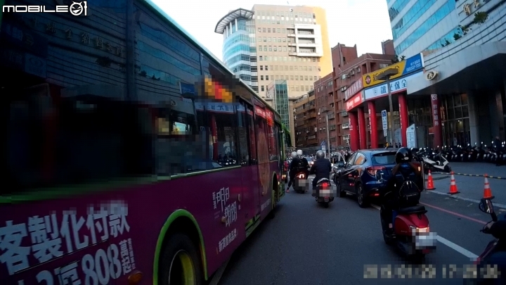 請問我該以禮讓公車為榮耀嗎?
