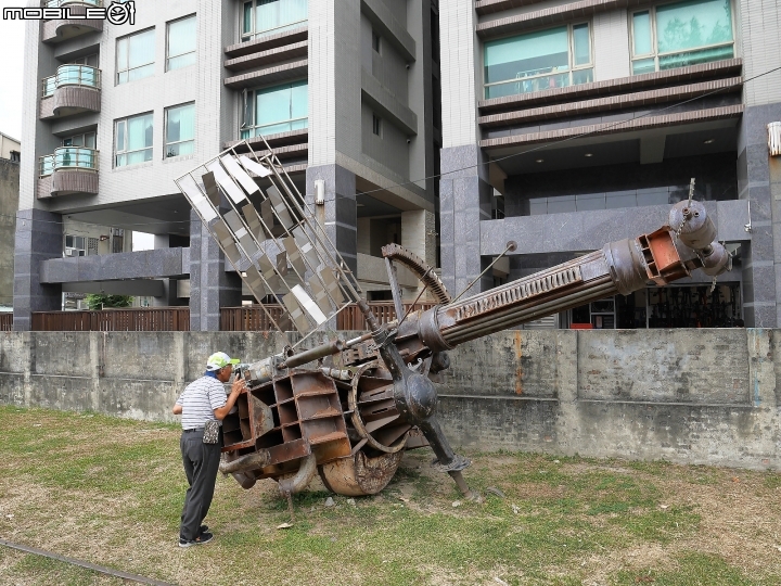 高雄市 鹽埕區 駁二藝術特區 大勇/蓬萊倉庫 — 多了輕軌,充滿文創氣息的海濱園區