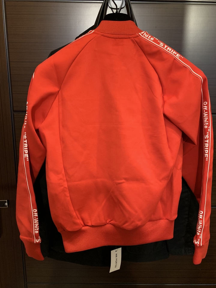 「波特先生開箱」Off-white 紅色運動外套及Balenciaga 藍色真皮手環