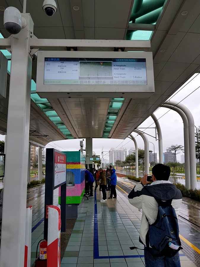 [新北市淡水區捷運]淡海輕軌 2018/12/24開始試營運 免費搭乘一個月 半日遊之淡水行政中心站v.s.淡海新市鎮站v.s.竿蓁林站 參觀幾米裝置藝術療癒大小朋友的心~