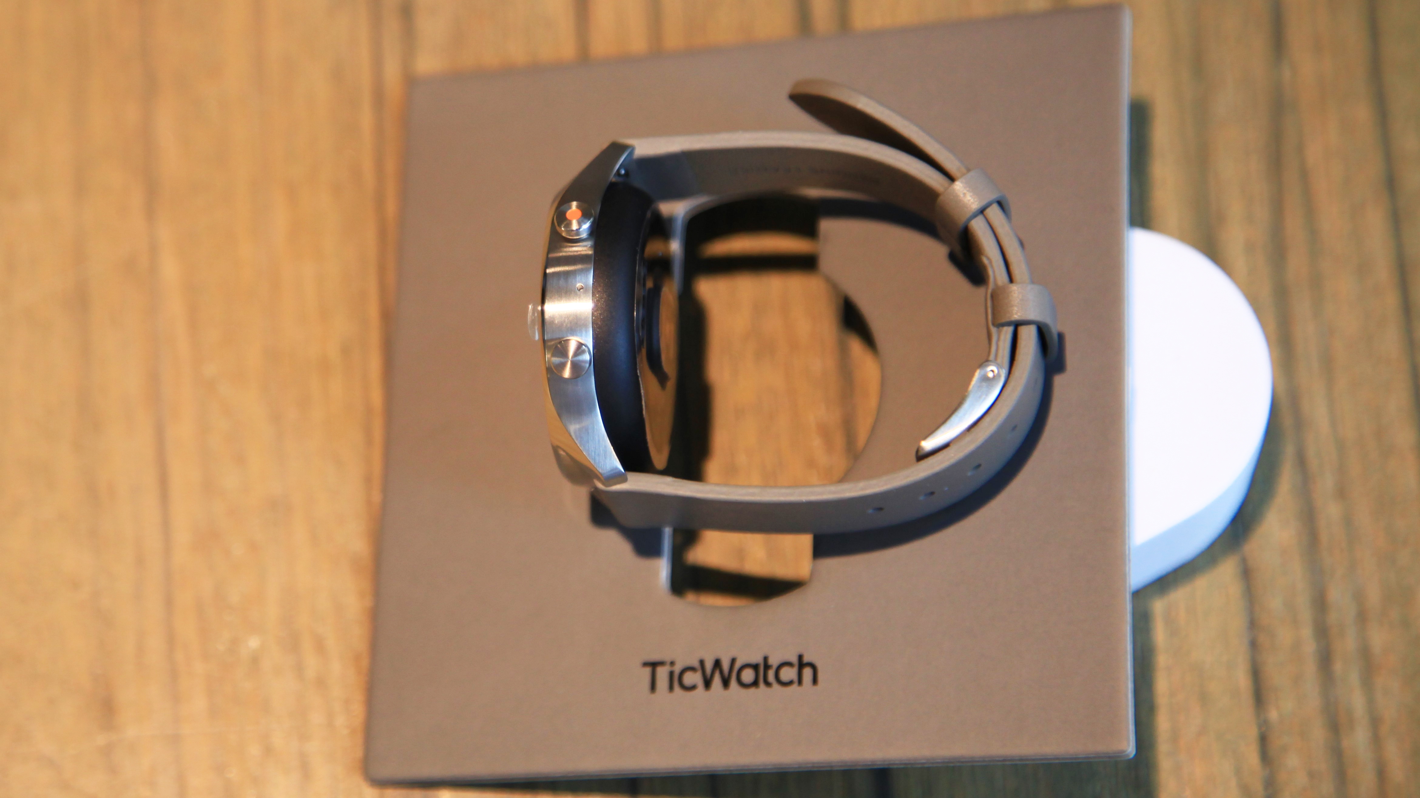 【小宅開箱】【閒聊】出門問問 TicWatch C2 質感美型，內在智慧，襯托男女性之美(豐富產品圖)
