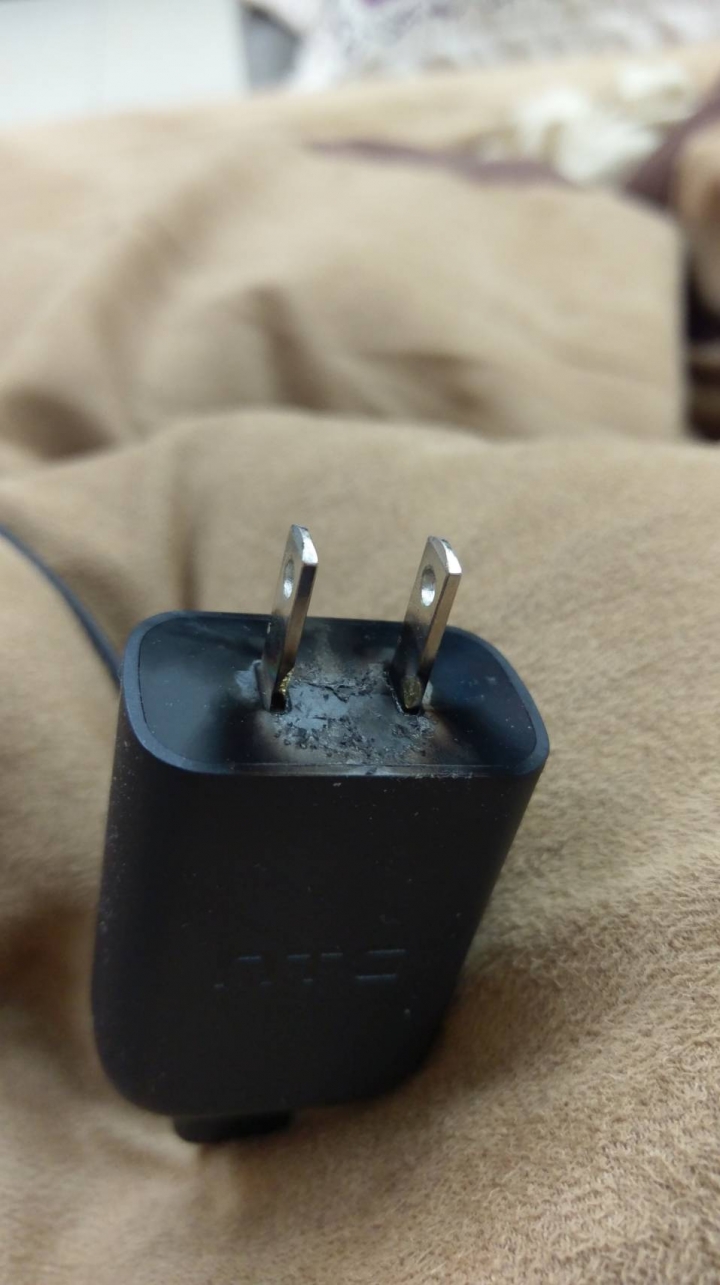 手機充電中，蹦一聲，忽然冒火花，請問插座需要更換嗎??