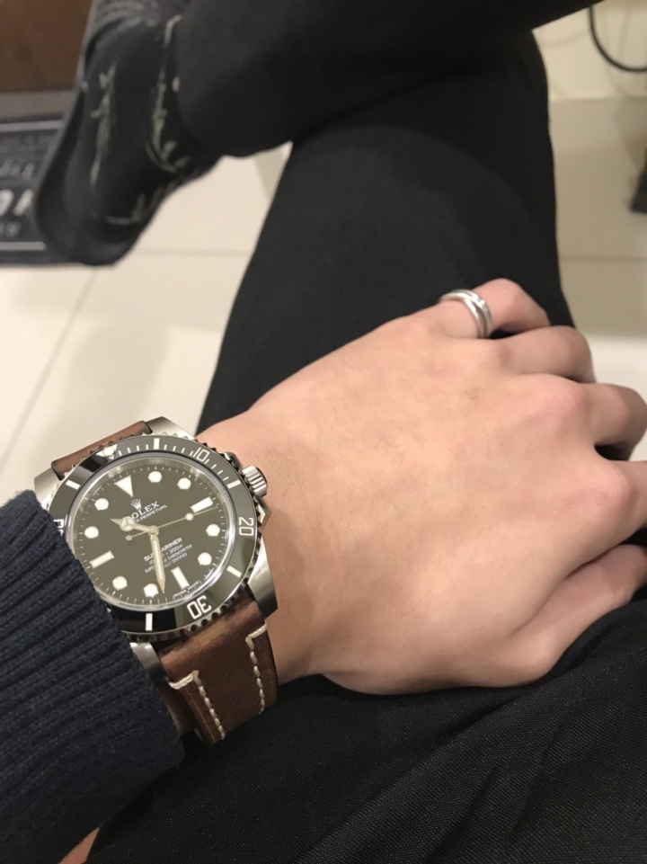 [開箱] Rolex勞力士黑水鬼114060開箱&更換皮錶帶
