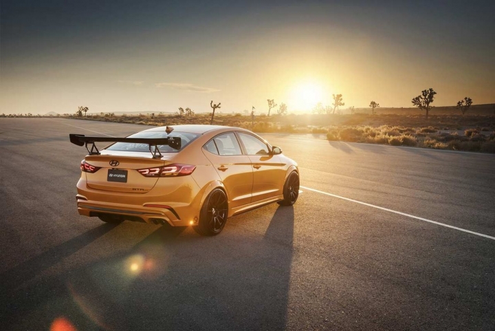 Elantra Sport在直線加速賽道上跑贏360hp的Infiniti Q50S Hybrid